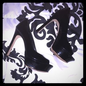 Black Patent leather Vince Camuto size 8 heel